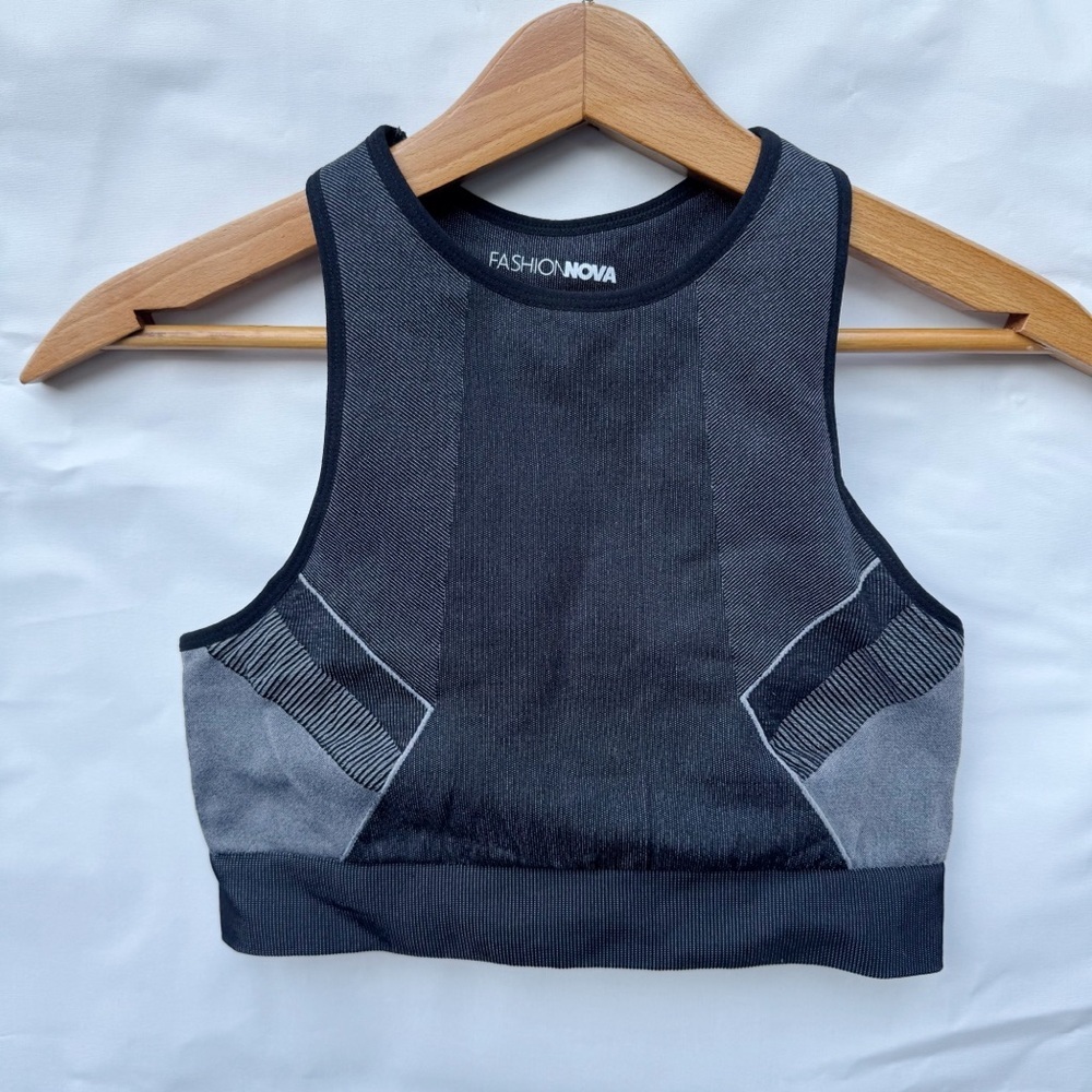 Fashion nova // black, grey patterned sports bra size small medium z26
